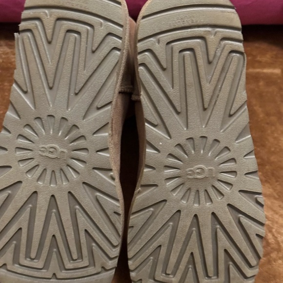 Condition: Excellent to Very Good Used| Size: 8 | UGG Classic Short II Booties - Picture 8 of 12